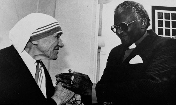 ▲▼屠圖大主教(Desmond Tutu)於1988年和同為諾貝爾和平獎得主的德蕾莎修女(Mother Teresa)會面。(圖/達志影像/美聯社)