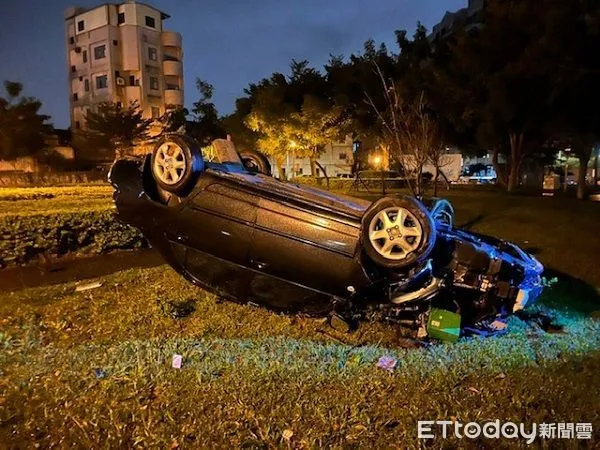 ▲▼車輛撞壞告示牌翻覆成四腳朝天。(圖/桃園警分局提供)