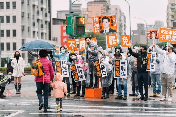 ▲▼無黨籍立委林昶佐罷免案進入倒數兩週,民進黨立委吳思瑤、賴瑞隆、張宏陸、蔡適應、蘇巧慧、鄭運鵬27日上午陪同林昶佐拜票。(圖/林昶佐辦公室提供)