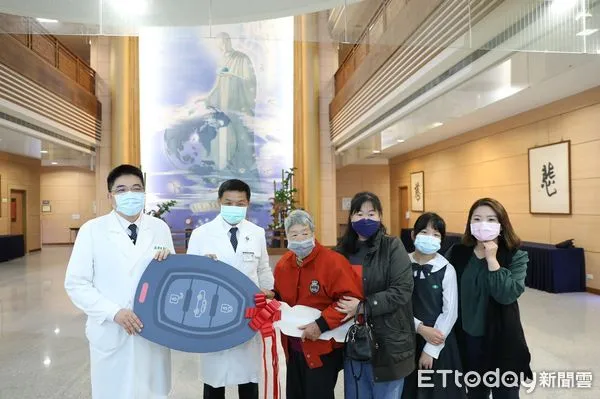 ▲江阿嬤助癌末病人圓夢,將私存的老人年金購買居家訪視車,捐贈給醫療團隊。(圖/慈濟醫學中心提供,下同)