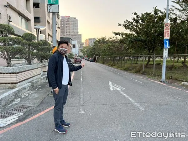 ▲台南市議員李啟維指出,安平區建平8街,從國平路到育平路段8米道路拓寬1800萬的工程經費,已獲市議會通過,2022年即將拓寬施工。(圖/記者林悅翻攝,下同)