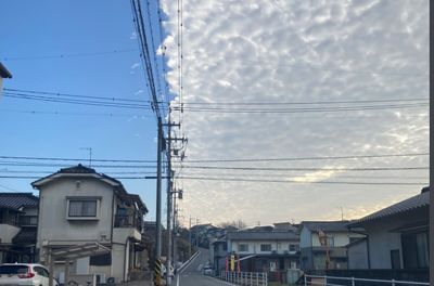 電線卡住雲？日本天空奇現「雲朵分界」是因這兩自然現象！
