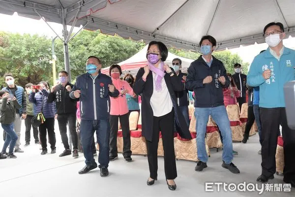 ▲元旦在藤山步道升旗。(圖/彰化縣政府提供)