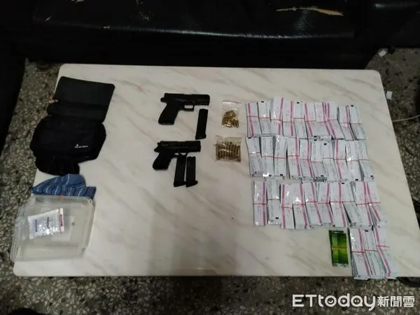 ▲台南市警少年隊會同刑大及永康等6個分局,28、29日發動查緝行動,破獲持槍販毒集團,逮獲7人,起獲新興毒品咖啡包及果汁包成品1020包、手槍等槍械毒品一批。(圖/記者林悅翻攝,下同)