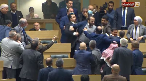 ▲▼約旦議會打架，部分保守派議員不滿推動提升女性權利的修憲案。（圖／翻攝自Facebook／التلفزيون الأردني - Jordan TV）