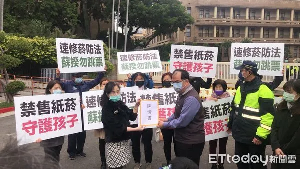▲▼跨年前行政院陳抗,10餘人集結遞交陳情書,希望菸害防制新法儘速送審立法院。(圖/記者邱中岳翻攝)