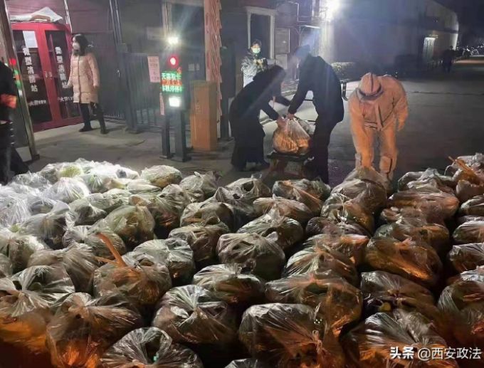 ▲西安市封城，民生物資改由專人配發，仍有不少人家中將近斷糧。（圖／翻攝微博）