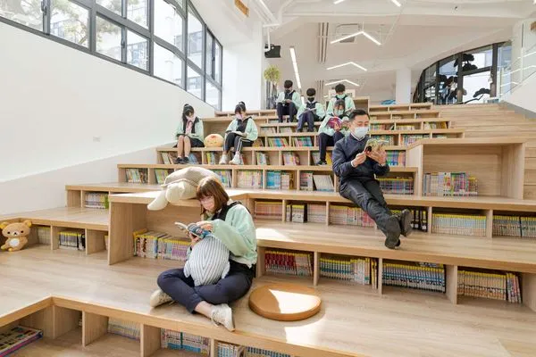 ▲新竹市長林智堅今天參訪成德高中全新圖書館(圖/新竹市政府提供)