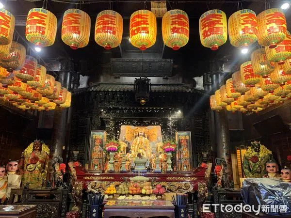 ▲2021年台灣受到新冠肺炎COVID-19疫情嚴峻衝擊,信眾藉由宗教力量安定民心,西螺福興宮各種平安點燈祈福大幅成長,而藥師佛燈、觀音佛祖燈更是成長3倍。(圖/記者蔡佩旻攝)