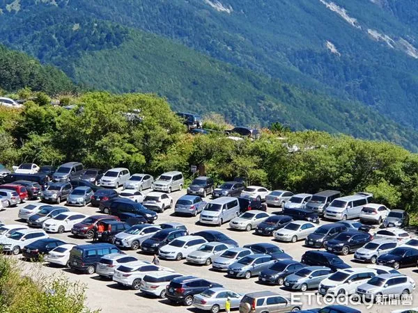 ▲排名百岳32的合歡北峰山客絡繹不絶,位在小風口的第二停車場門庭若市,等候停車大排長龍。(圖/新城分局提供,下同)