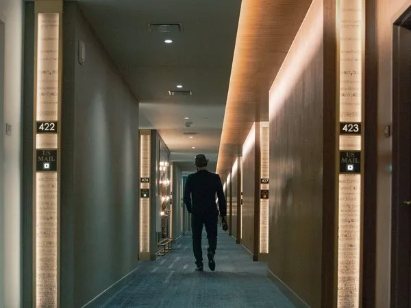 ▲▼飯店走廊。(圖/取自免費圖庫Unsplash)