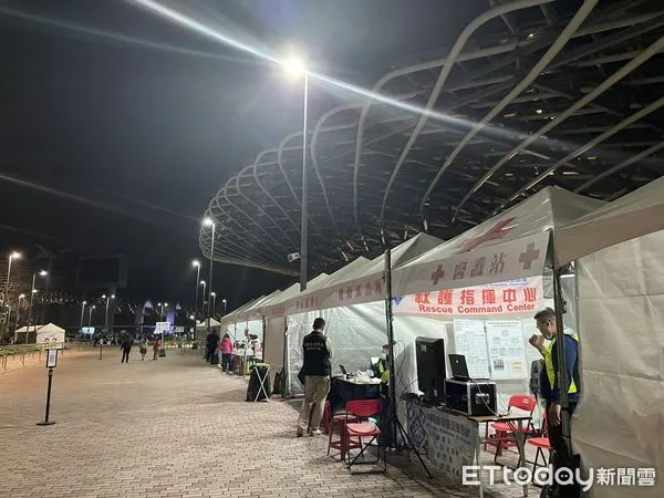 ▲高雄五月天演唱會驚傳意外,一名工作人員從舞台摔落 。(圖/記者吳奕靖翻攝)