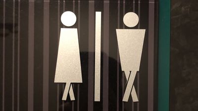 日本廁所這樣標示性別！　「雙腳夾緊」讓人越看尿越急