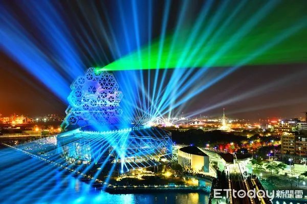 ▲高雄市2022年跨年晚會,雙舞台演出 。(圖/高雄市政府提供)