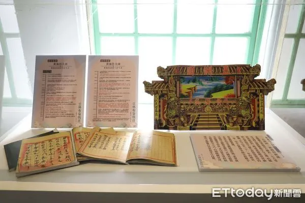 ▲雲林布袋戲館內特別策劃「紀念布袋戲國寶-黃海岱展覽」展出黃海岱手稿、經典戲偶、劇本,帶領民眾一同感受黃海岱超過一世紀的風華歲月。(圖/記者蔡佩旻翻攝)