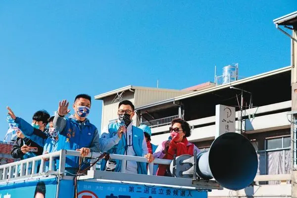 投票倒數,顏寬恒3日與紅派少主江啟臣合體掃街,力催選民歸隊。(顏寬恒競辦提供)