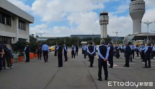 ▲▼桃機傳出有清潔人員確診,足跡與防疫車隊重疊,桃市府緊急採檢300位司機,預定也會擴大採撿到700位。(圖/記者沈繼昌翻攝)