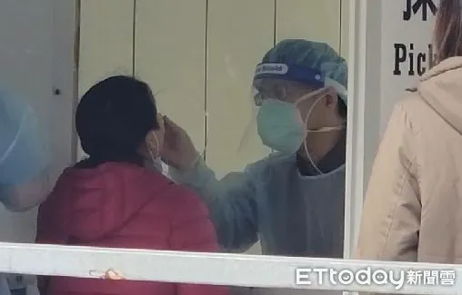 ▲▼桃園龍岡大操場天幕社區採檢站排隊等待採檢人潮。(圖/攝影中心攝)