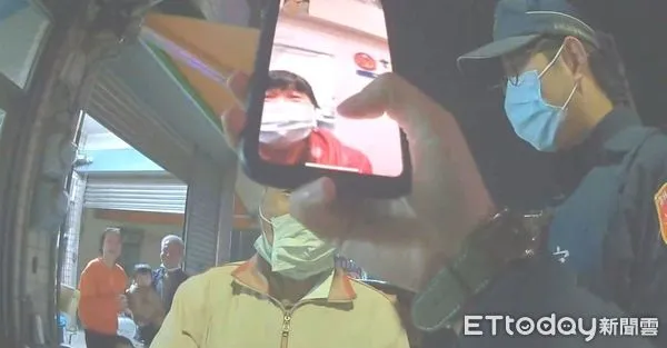 ▲正於斗南鬧區巡邏中的警員林建銘、李怡娟調轉車頭找尋好像有看過的身影,數分鐘內果真於巷子內找老翁,立即以手機與婦人進行視訊,確定為走失的阮姓老翁沒錯。(圖/記者蔡佩旻翻攝)