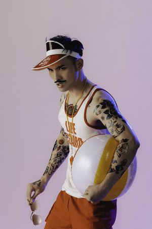 ▲▼黃偉晉在新歌MV化身多種角色,好友鬼鬼也特地來當「一日助理」。(圖/愛貝克思提供)