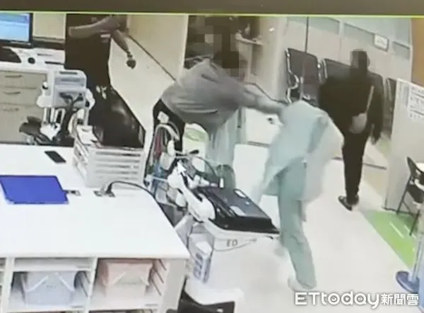 ▲新竹1名男子酒後不適就醫,卻因不滿等待過久,對急診2名護理師大打出手。(圖/記者黃孟珍翻攝)