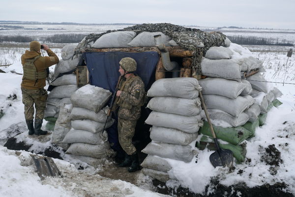 ▲▼烏克蘭士兵在盧甘斯克（Luganskaya）地區陣地站哨。（圖／路透）