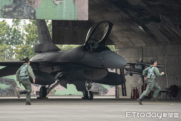 ▲國軍111年春節加強戰備，實施F-16V緊急起飛作業。（圖／記者林敬旻攝）