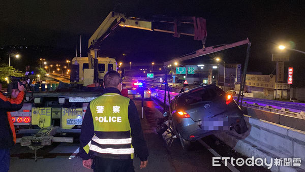 ▲▼男子疑精神不濟,撞上護欄後受困車上。(圖/記者游宗樺攝)