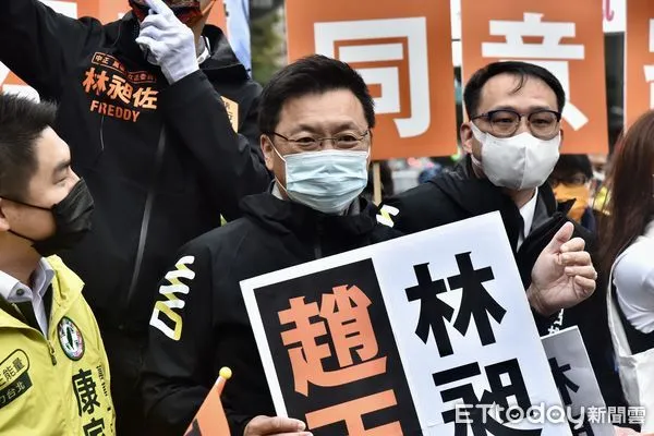 ▲▼立委林昶佐罷免案即將於本周日舉行投票,民進黨「湧言會」成員立委趙天麟等人陪同林昶佐在街頭向選民催票 。(圖/記者李毓康攝)