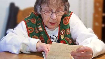二戰士兵寫家書「76年後」老家才收到！89歲遺孀手抖讀信　表情變化令人噴淚