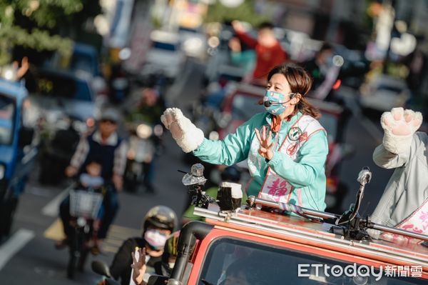 ▲選前最後一天,林靜儀瘋狂掃街拜票。(圖/記者游瓊華翻攝)