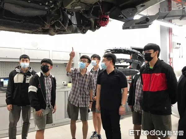 ▲▼高雄市政府警察局少年警察隊與車商業者合作辦理預防宣導,希望藉由職涯探索過程,讓青少年融入法令知識。(圖/記者吳世龍翻攝)