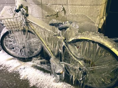 日本大降溫「腳踏車整台結成冰」　網看秒笑：青雉來了