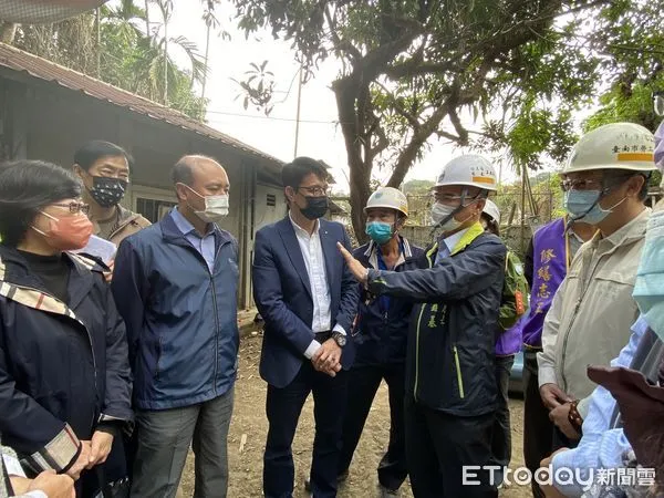 ▲台南市勞工局長王鑫基,帶領做工行善團隊成員前往南投、台南善化、永康會勘3處弱勢戶住居,規劃改善。(圖/記者林悅翻攝,下同)