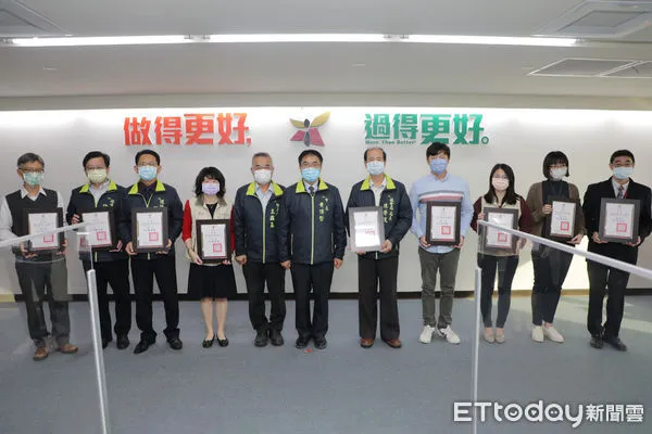 ▲台南市政會議中頒發「2020年度本府各級機關優先採購庇護工場產品競賽活動」優勝機關,黃偉哲感謝並鼓勵公部門單位踴躍採購,以實質行動支持庇護工場。(圖/記者林悅翻攝,下同)