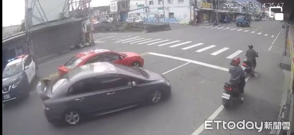 ▲違規駕駛帶著巡邏警車轉圈圈。（圖／記者楊漢聲翻攝）