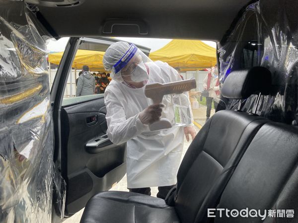 ▲▼新北市防疫計程車、防疫大巴及公車防疫措施及清消。(圖/記者許靖騏攝)