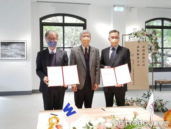 ▲左起萬海總經理謝福隆、臺灣港務公司董事長李賢義、總經理陳劭良在簽約典禮上。(圖/港務公司提供)