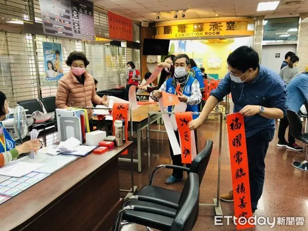 ▲台電台南區處於12日上午於服務中心營業廳,舉辦喜贈春聯活動。(圖/記者林悅翻攝,下同)