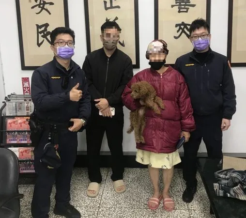 ▲一隻貴賓狗掙脫主人懷抱,深夜瑟縮在牆角,還好被愛狗人士發現,上網順利找到飼主。(圖/警方提供)