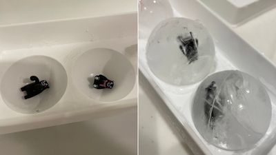2歲兒討厭洗澡！爸自製「玩具冰球」誘進浴室：快來救它們