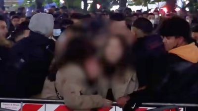 2女大生「跨年廣場」遭18男脫衣！性犯罪現場影像曝光　網嚇：這治安太可怕了
