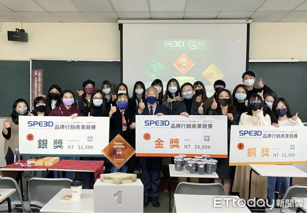 世新大學品牌行銷競賽,學生獲獎實踐創意。前排左5起為:世新大學公共關係暨廣告學系楊意菁主任/世新大學陳清河副校長/啟雲科技丘立全董事長暨執行長/世新大學公共關係暨廣告學系應淇帆助理教練(圖/世新大學提供)