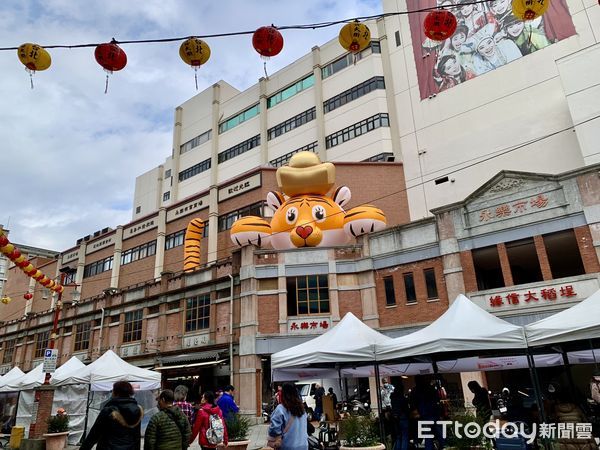 ▲6米高萌虎盤據永樂市場,大稻埕遊客中心,迪化街,台北市旅遊。（圖／記者彭懷玉攝）