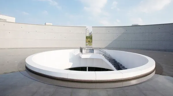 ▲位於桃園市平鎮區乙未之環是紀念1895年台灣乙未戰爭的歷史,環牆保留的門縫,是讓大家記住歷史痕跡的巧妙設計。(圖/桃園市府提供)