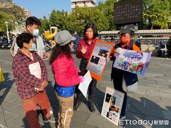 ▲▼消防局第五大隊於在岡山區壽天宮前廣場，舉辦防災宣導暨住警器申請，並發放1000顆住警器，吸引不少民眾主動前來參予。（圖／記者吳世龍翻攝）