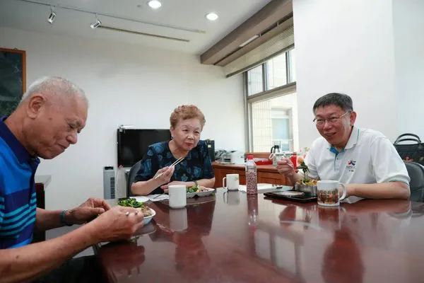 ▲▼何瑞英(左)與兒子柯文哲。(圖/翻攝柯文哲臉書)