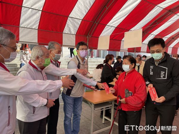 ▲台南市台疆祖廟大觀音亭暨祀典興濟宮舉辦「寒冬送暖、關懷弱勢」活動，計有1248戶弱勢家庭受惠，亭宮副董事長侯明福代表受領感謝狀。（圖／記者林悅翻攝，下同）