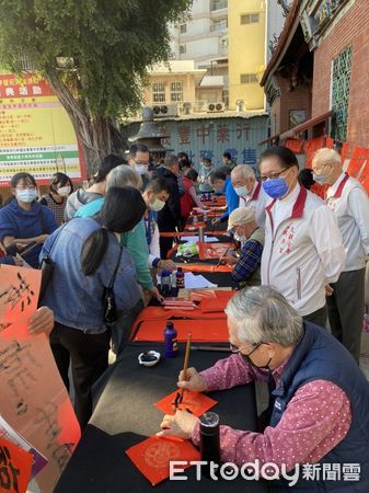 ▲台南市台疆祖廟大觀音亭暨祀典興濟宮，舉辦大師揮毫贈春聯活動。（圖／記者林悅翻攝，下同）