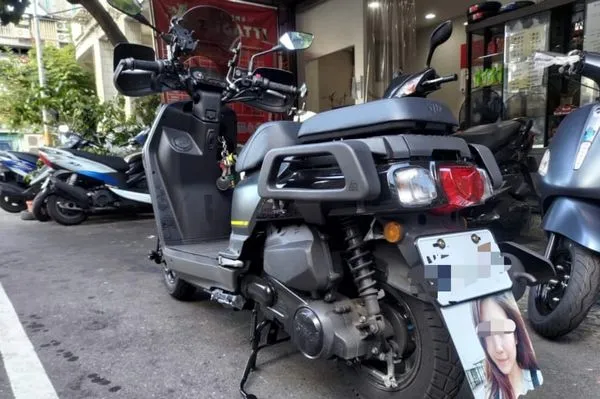 ▲原PO在機車擋泥板放上老婆照片,藉此讓對方安心。(圖/翻攝自Facebook/爆廢公社公開版)